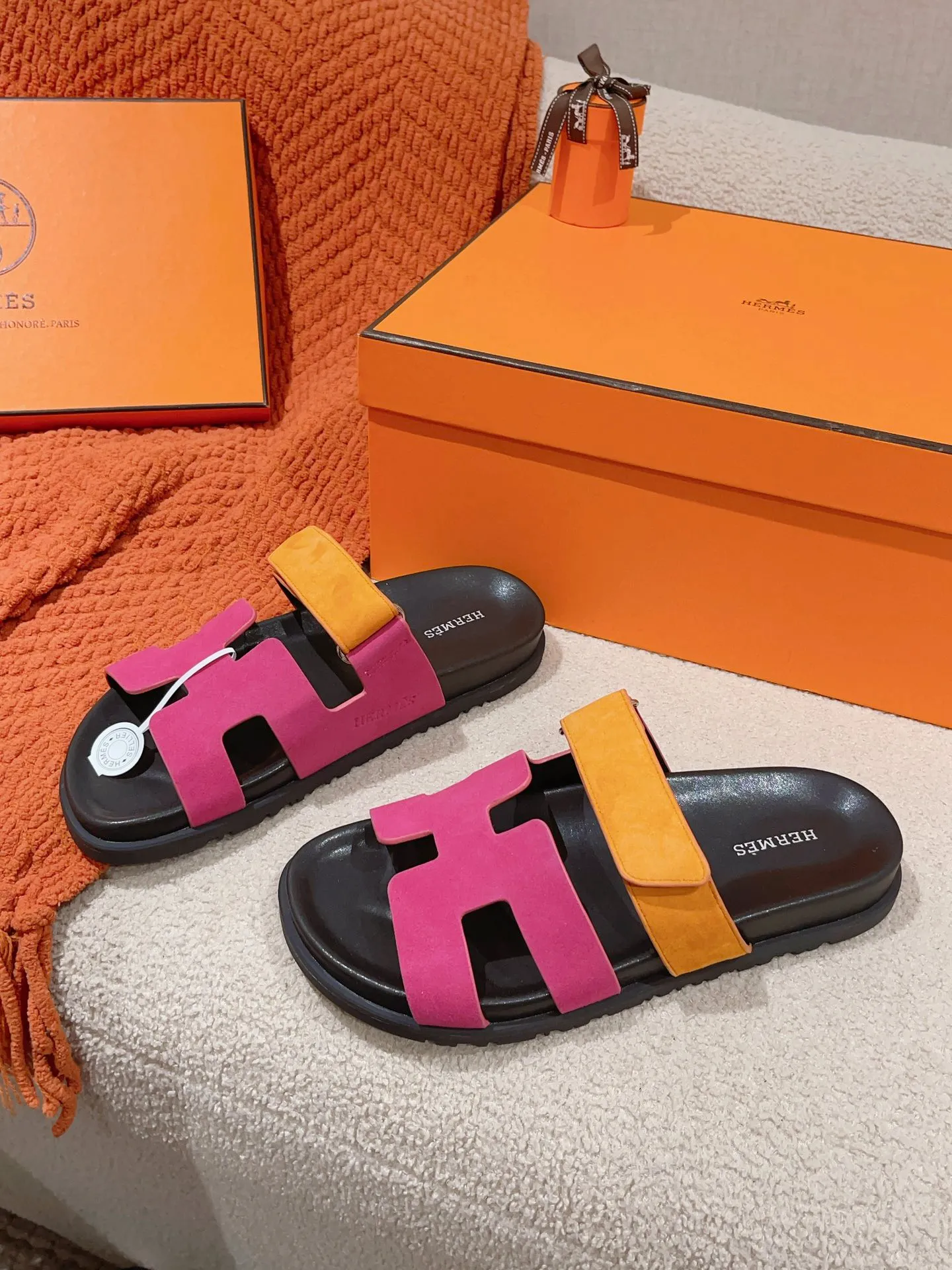 💕💕Factory direct selling price p480💕💕 𝐇𝐞𝐫𝐦𝐞𝐬 Hermès second uncle slippers, must be crazy to call🙆 The classic + 2025 new color matching is also so beautiful. The contrasting splicing of different colors and materials can easily create a fashionable look Size: 35-45